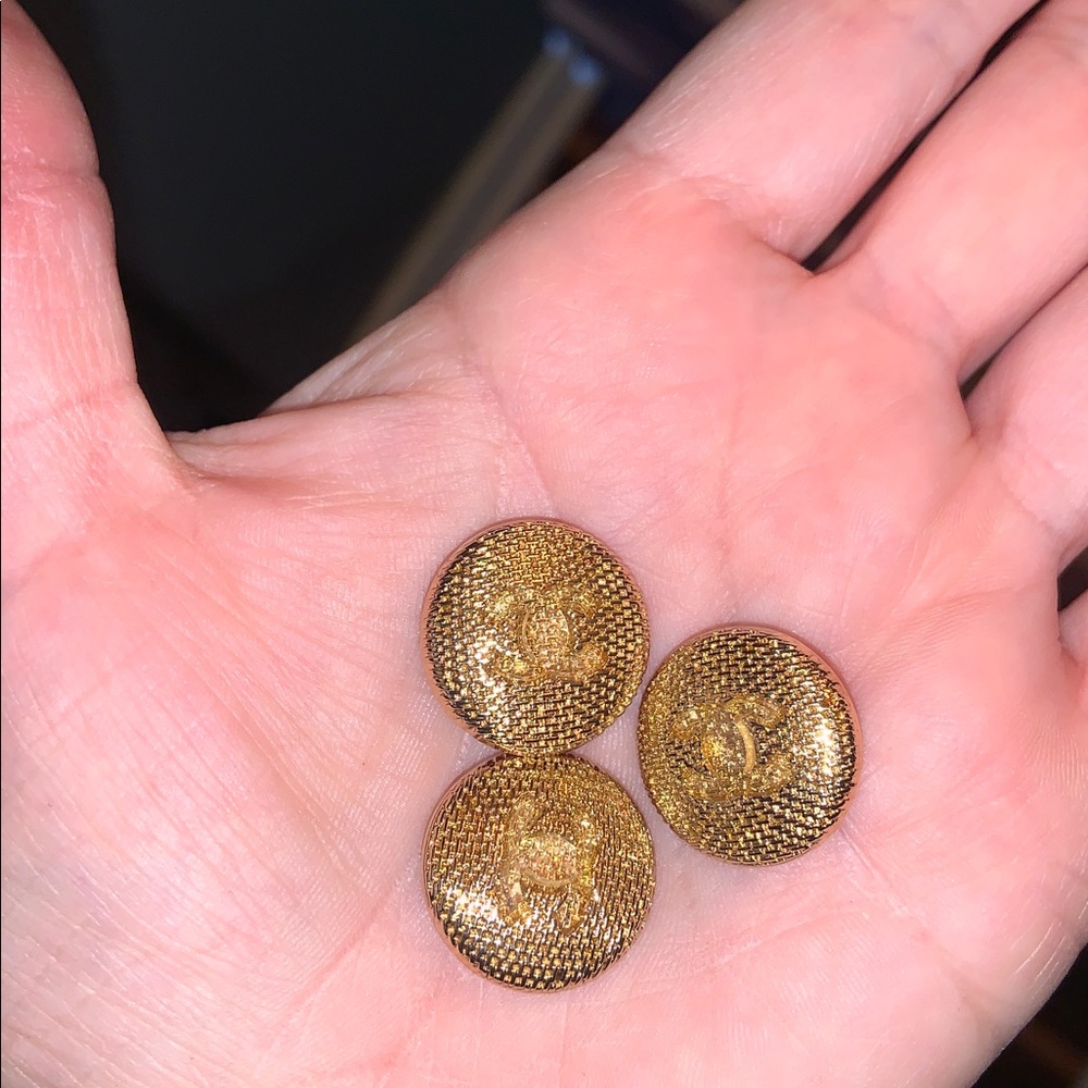 Gorgeous Heavy Vintage Chanel Gold Interlaced Weave design 3 button Total - Picture 7 of 7